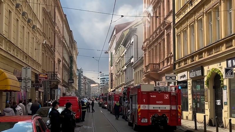V centru Prahy hořel byt v činžáku, hasiči zachránili čtyři lidi a psa